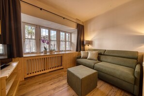 Fernseher, Tischtennisplatte, Stereoanlage