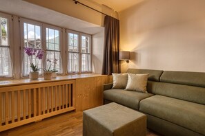 Televisio, pöytätennispöytä, stereot