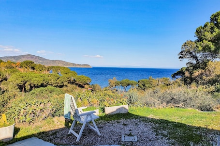 Enceinte de l’hébergement. Maison de vacances Casa Country avec vue sur mer, jardin et terrasse