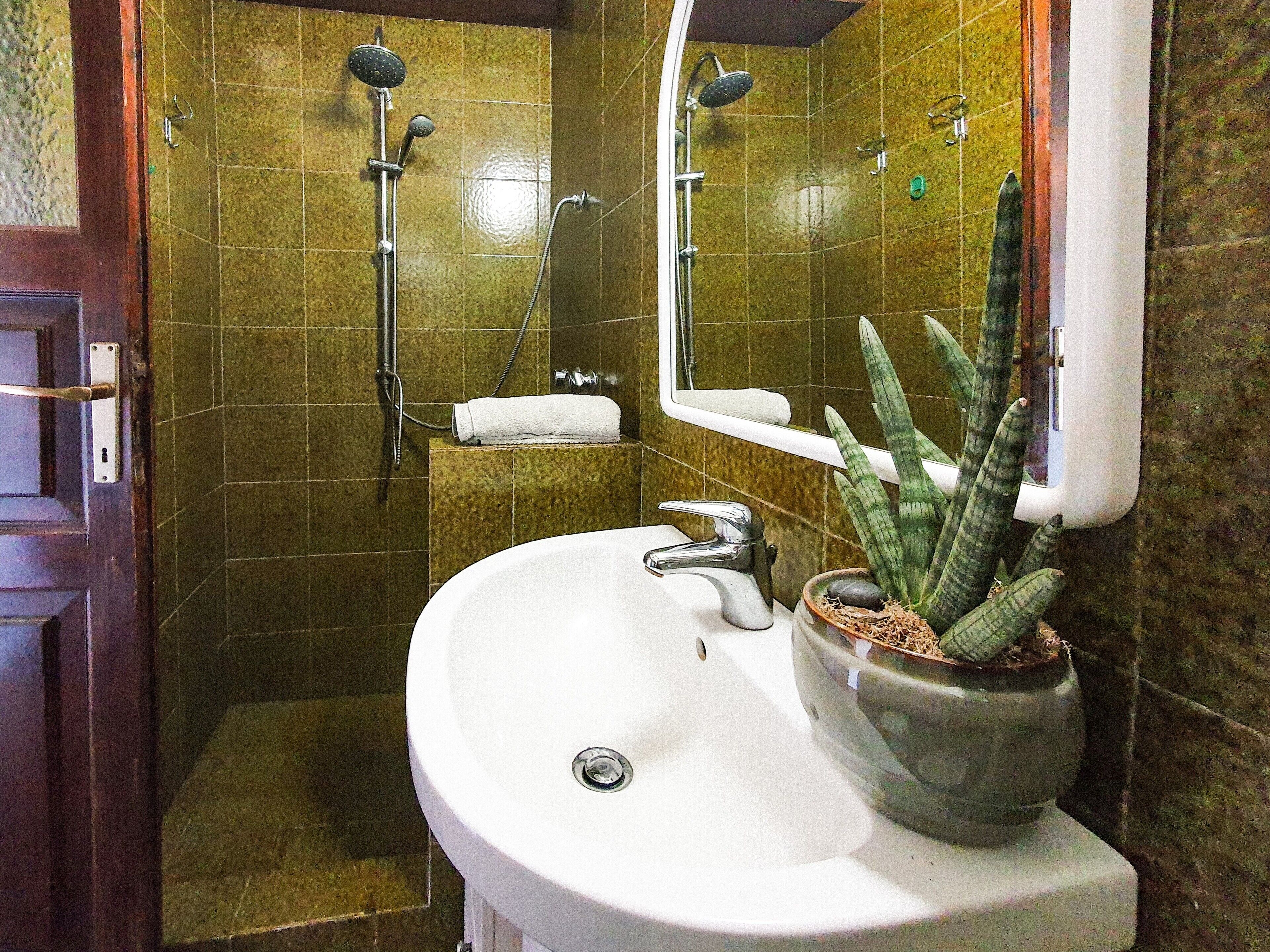 Bathtub, towels