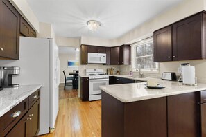 Geladeira, micro-ondas, fogão, cooktop