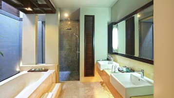 Badkar, hårtork, bidé och handdukar