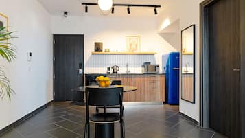 Suite exclusiva | Cocina básica privada | Frigorífico grande, microondas, horno y placa de cocina