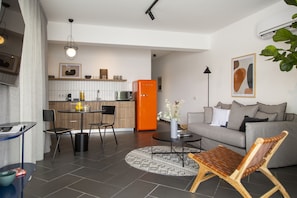 Exclusive Suite | Living area | 49-inch LED TV with cable channels, TV, printers - LIV Urban Suites (Larnaca)