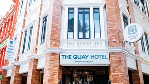 The Quay Hotel in Kuala Lumpur, met een klassiek gevelontwerp met baksteen en grote ramen.