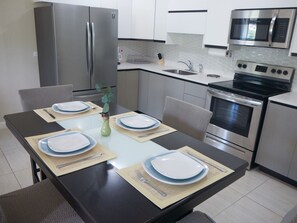 Kühlschrank, Mikrowelle, Ofen, Herdplatte