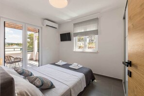 5 bedrooms, in-room safe, desk, free WiFi