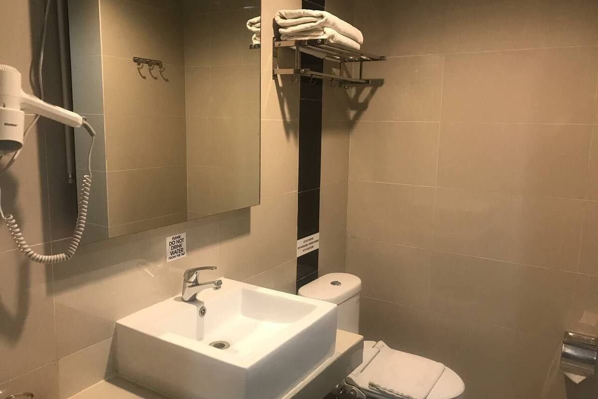 Quarto luxo, 1 cama de casal, vista para a piscina | Roupas de cama antialérgicas, escrivaninha, Wi-Fi de cortesia