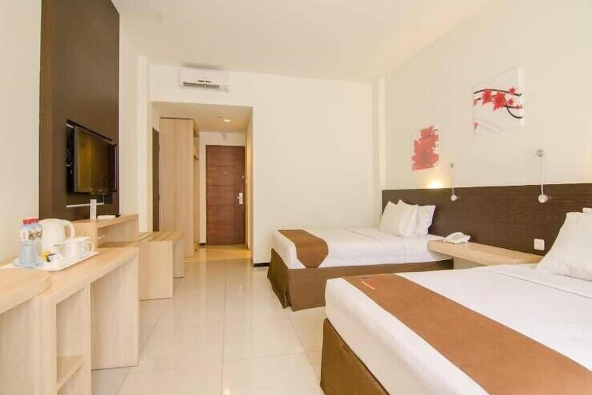 Superior Twin Room, 1 Bedroom, Accessible, Non Smoking | Bathroom | Shower, hydromassage showerhead, free toiletries, hair dryer