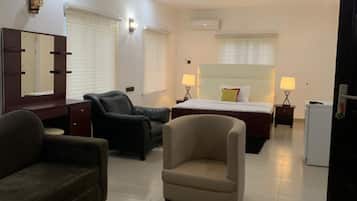 Familienapartment | 1 Schlafzimmer, Schreibtisch, laptopgeeigneter Arbeitsplatz