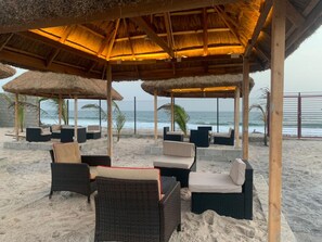 Playa privada, arena blanca y bar en la playa