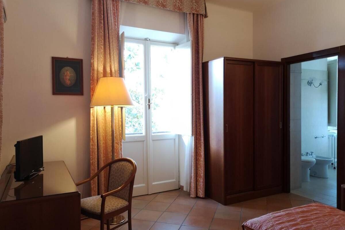 Bureau, espace de travail pour ordinateur portable, Wi-Fi gratuit