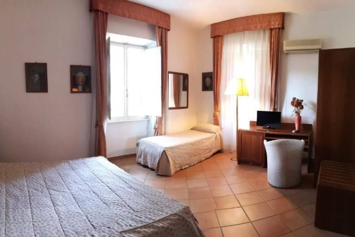 Bureau, espace de travail pour ordinateur portable, Wi-Fi gratuit