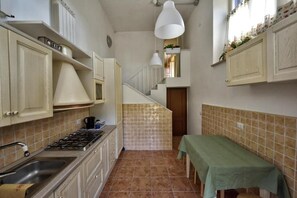 Petit-déjeuner composé de spécialités régionales (2.50 EUR par personne)