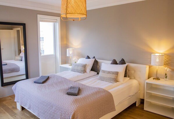 5 bedrooms, desk, iron/ironing board, travel cot