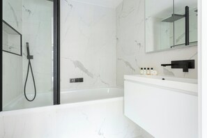 Appartement (2 Bedrooms) | Badkamer | Een aparte badkuip en douche, een haardroger, handdoeken