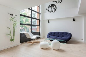 Living area - Britton Street III by Onefinestay (London)