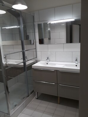 Dusche, Haartrockner, Handtücher, Seife