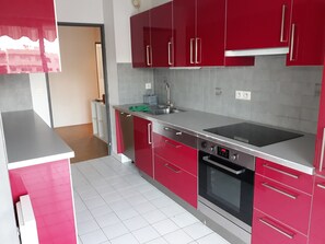 Een koelkast, een microgolfoven, een oven, een kookplaat