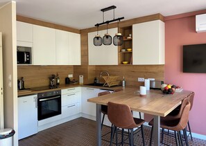 Réfrigérateur, micro-ondes, four, plaque de cuisson