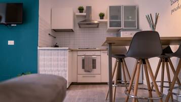 Frigorifero, forno, piano cottura, macchina per tè/caffè