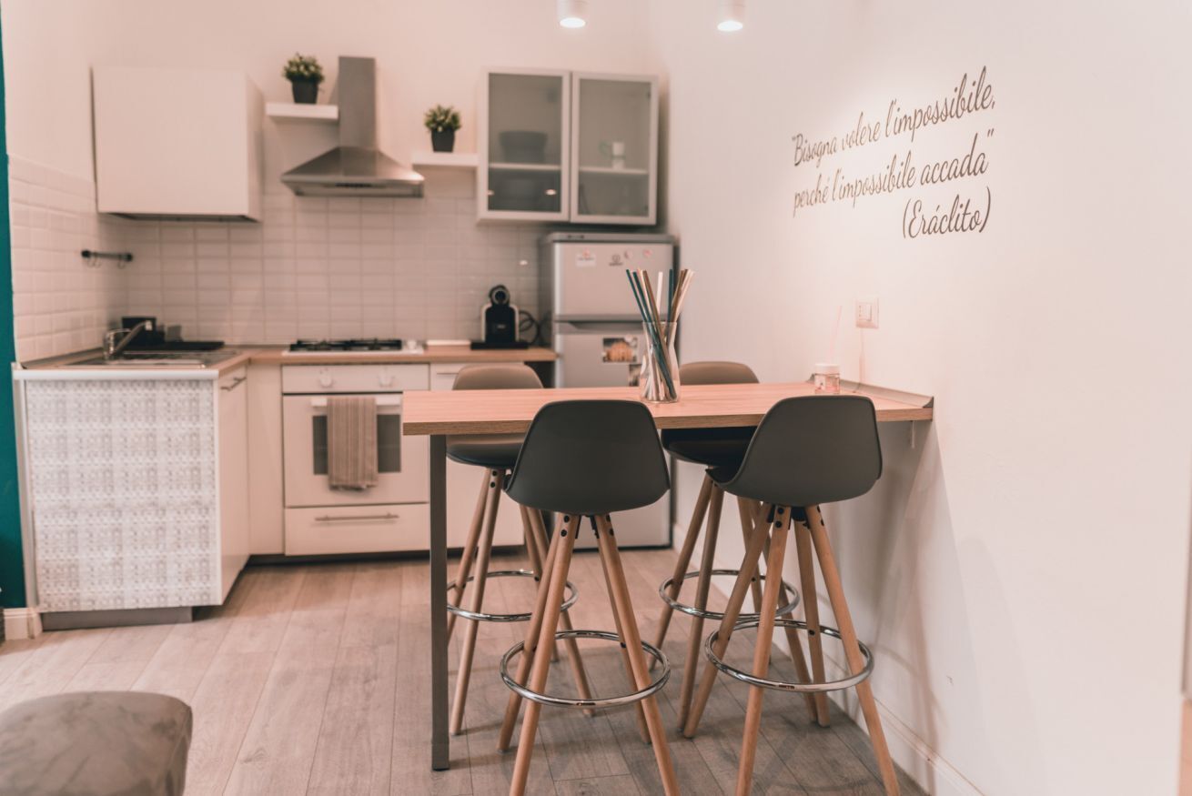 Réfrigérateur, four, plaque de cuisson, cafetière/bouilloire
