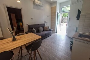TV - The Archè Comfort&Relax, Sweet Home via Heraclitus (Milano)