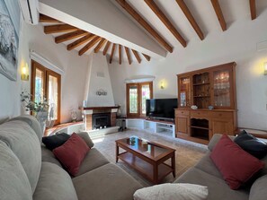 TV, fireplace, stereo