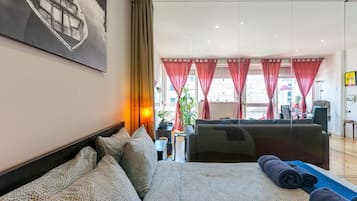 1 slaapkamer, een strijkplank/strijkijzer, gratis wifi, beddengoed