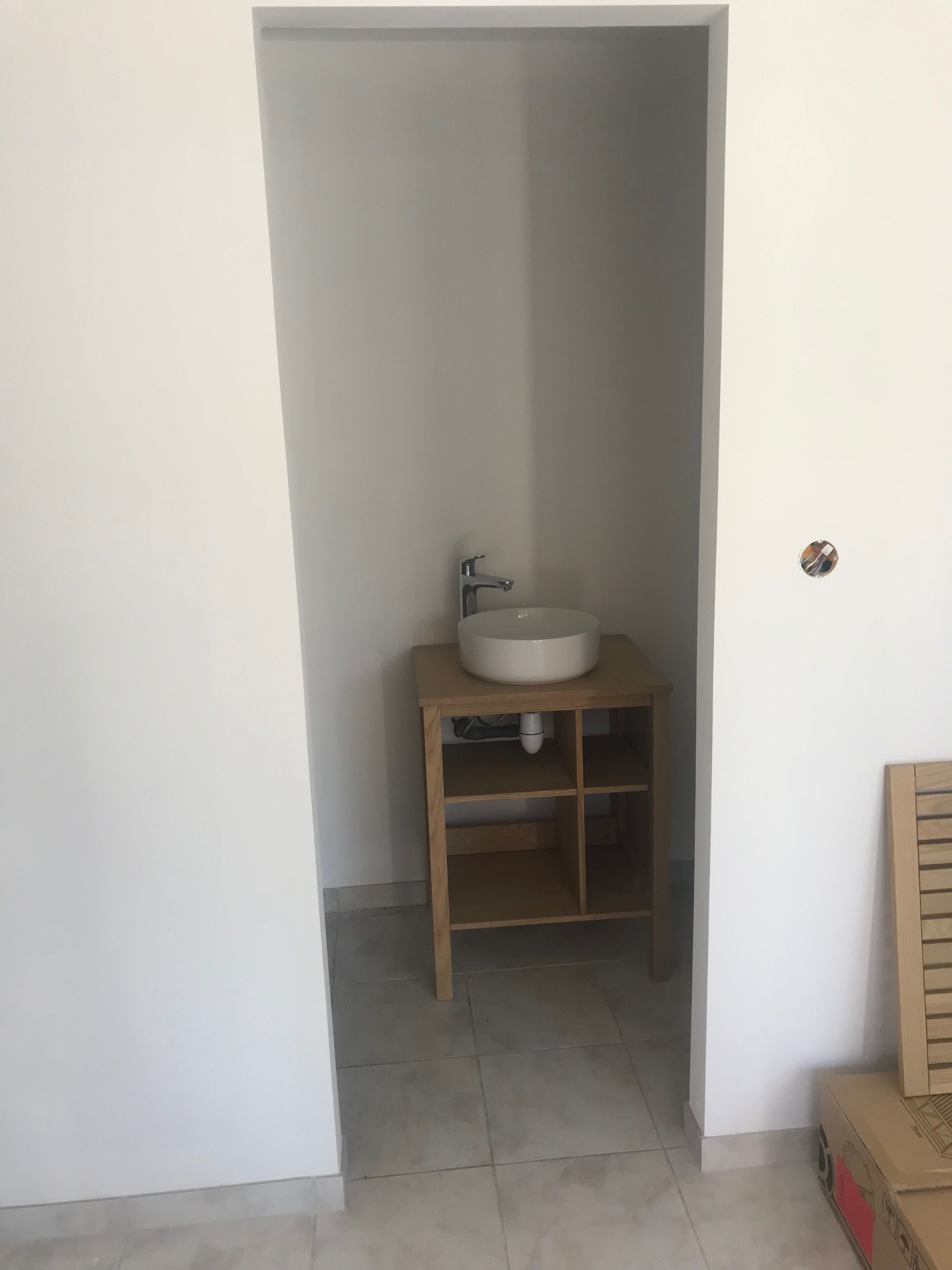 Douche, serviettes fournies, papier toilette