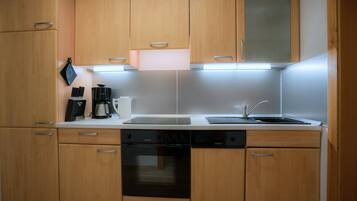 Kühlschrank, Mikrowelle, Herdplatte, Geschirrspüler