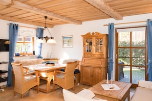 Smart-TV, DVD-Player, Bücher, Musikbibliothek