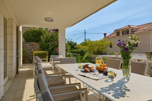 Villa (5 Bedrooms) | Balkon