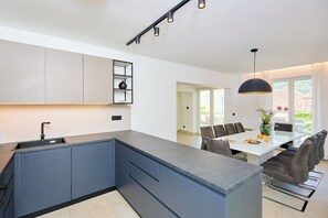 Villa (5 Bedrooms) | Private kitchen