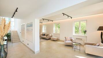 Villa (5 Bedrooms) | Living room | 120-cm flat-screen TV with cable channels, TV