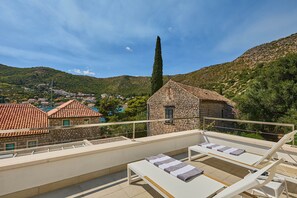 Villa (5 Bedrooms) | Balkon