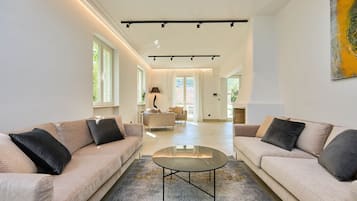 Villa (5 Bedrooms) | Living room | 120-cm flat-screen TV with cable channels, TV