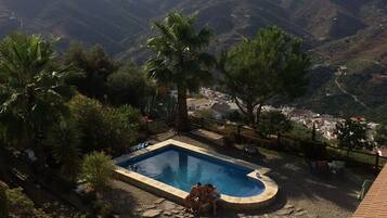 Una piscina al aire libre, una piscina climatizada