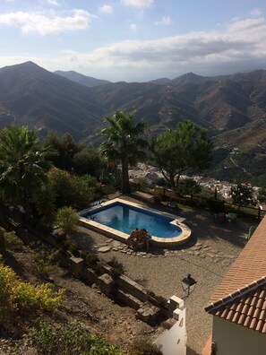 Una piscina al aire libre, una piscina climatizada