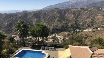 Una piscina al aire libre, una piscina climatizada