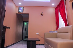 Suite présidentielle | Aire de séjour | Téléviseur à écran plat de 32 po avec télévision par câble, téléviseur