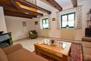 Televisión, chimenea y estéreo 