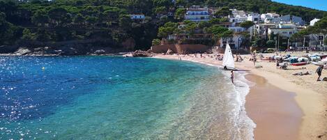 Beach nearby, sun loungers, beach towels
