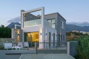Terrace/patio - Beachfront villa Irida w/ amazing sea views, close to everything you need (Πλακιάς)
