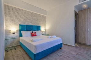 2 bedrooms, in-room safe, iron/ironing board, free WiFi - Beachfront villa Irida w/ amazing sea views, close to everything you need (Πλακιάς)