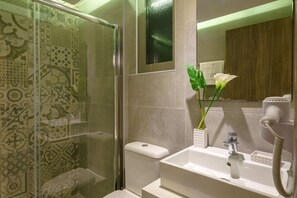 Combined shower/tub, eco-friendly toiletries, hair dryer, towels