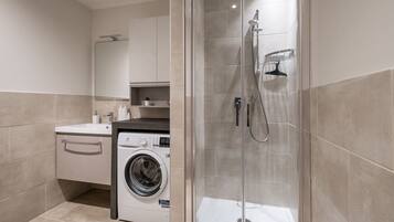 Monolocale | Bagno | Doccia, asciugacapelli, bidet, asciugamani