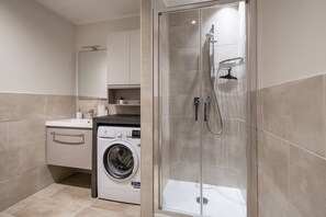 Studio | Phòng tắm | Buồng tắm vòi sen, máy sấy tóc, chậu vệ sinh/vòi rửa, khăn tắm 