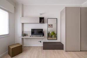 Studio | Aire de séjour | Téléviseur à écran plat de 24 po avec télévision par câble, téléviseur