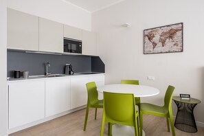 Studio | Aire de séjour | Téléviseur à écran plat de 24 po avec télévision par câble, téléviseur